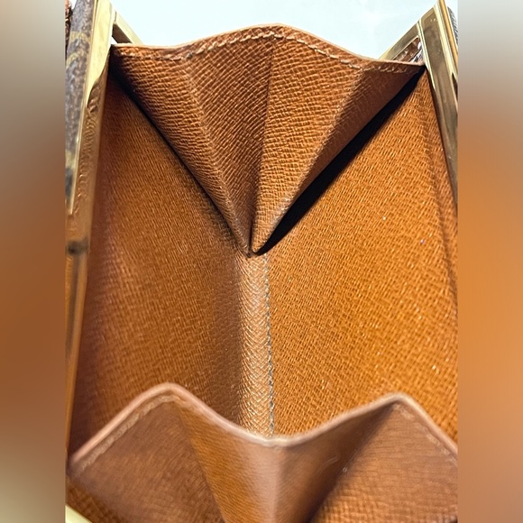 VINTAGE LOUIS VUITTON CLASSIC MONOGRAM KISS LOCK WALLET - Picture 8 of 16